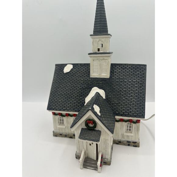 Santa’s Workbench Collection 2002 Country Church Lighted Christmas Village - Picture 2 of 12